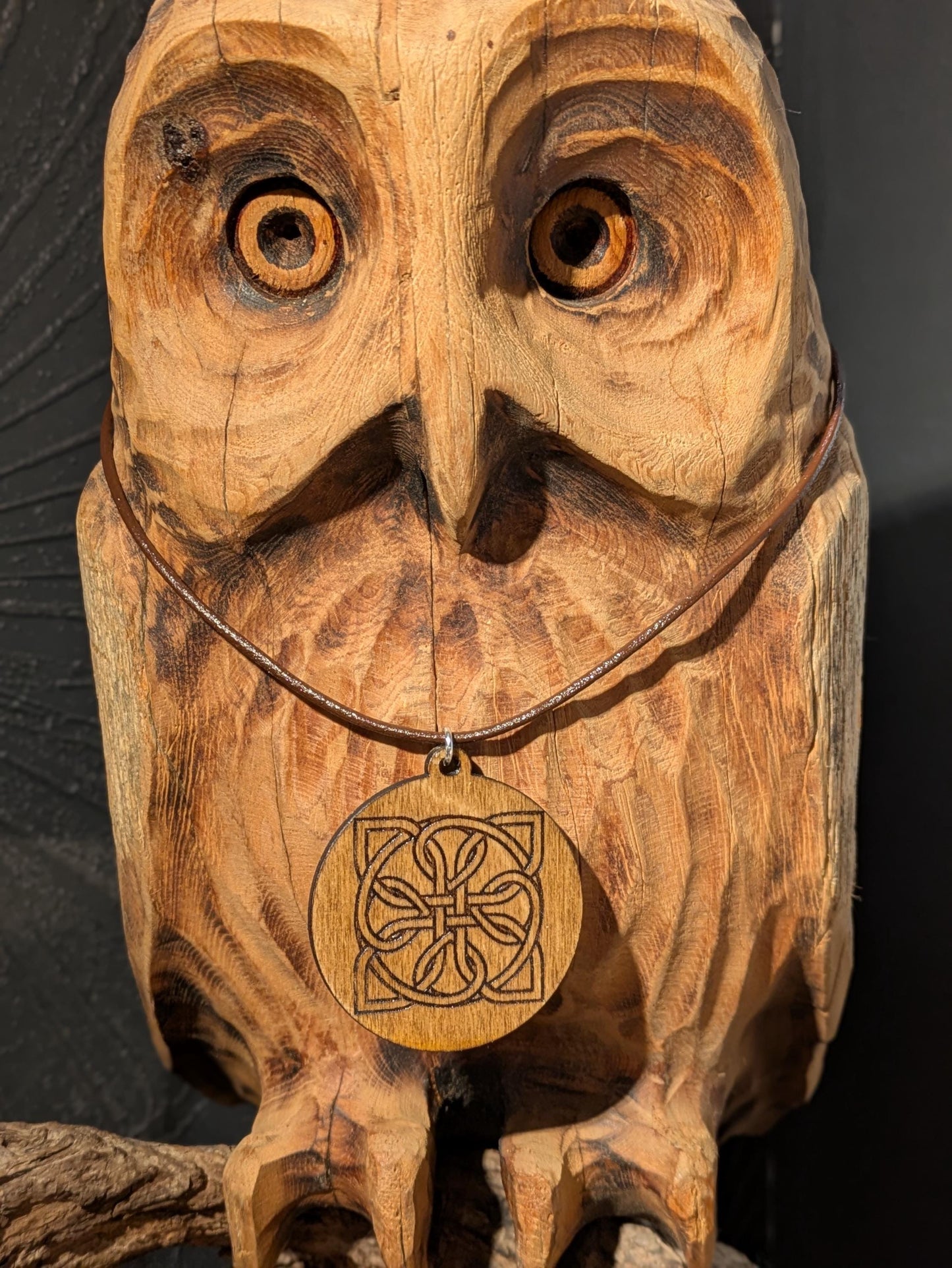 Keskiaikainen nahkainen riipus kaulakoru – laserkaiverrettu koivupuumedaljonki