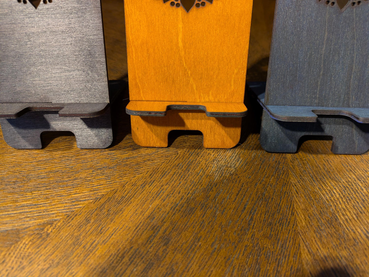 Puinen puhelinteline Mandala Design | Laserleikattu koivuvaneri | Värivaihtoehdot