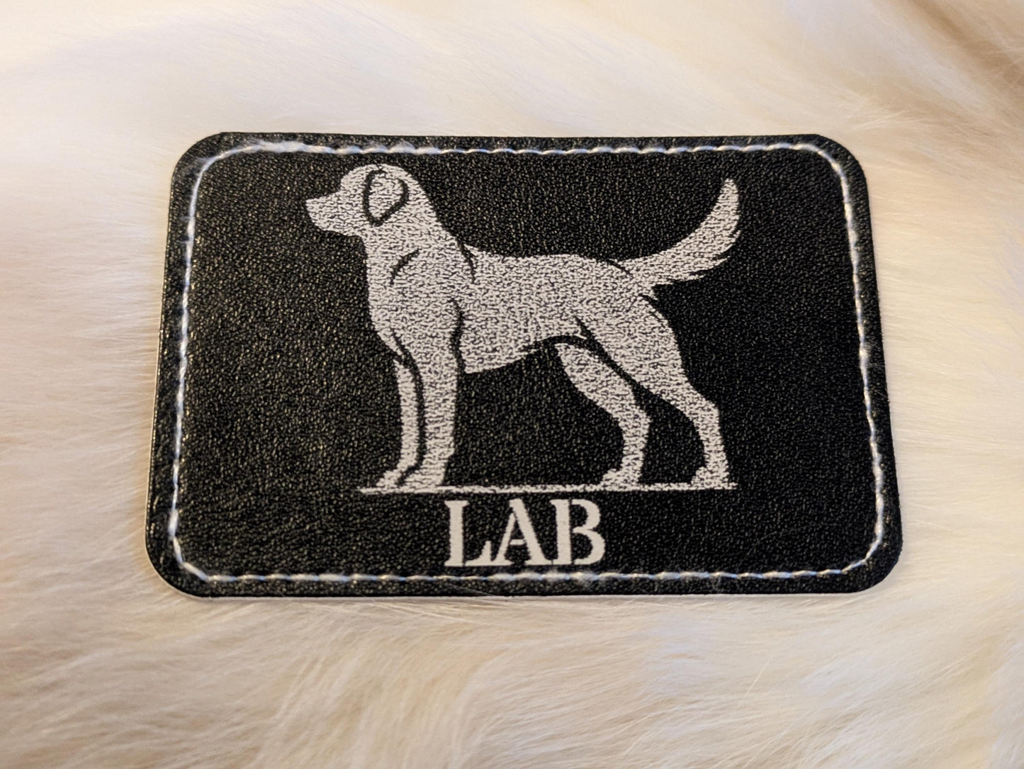 Labradorinnoutajan silitettävä keinonahkamerkki – laserkaiverrettu koiralappu – lämmönsiirtomerkki vaatteille, laukkuille, tarvikkeille