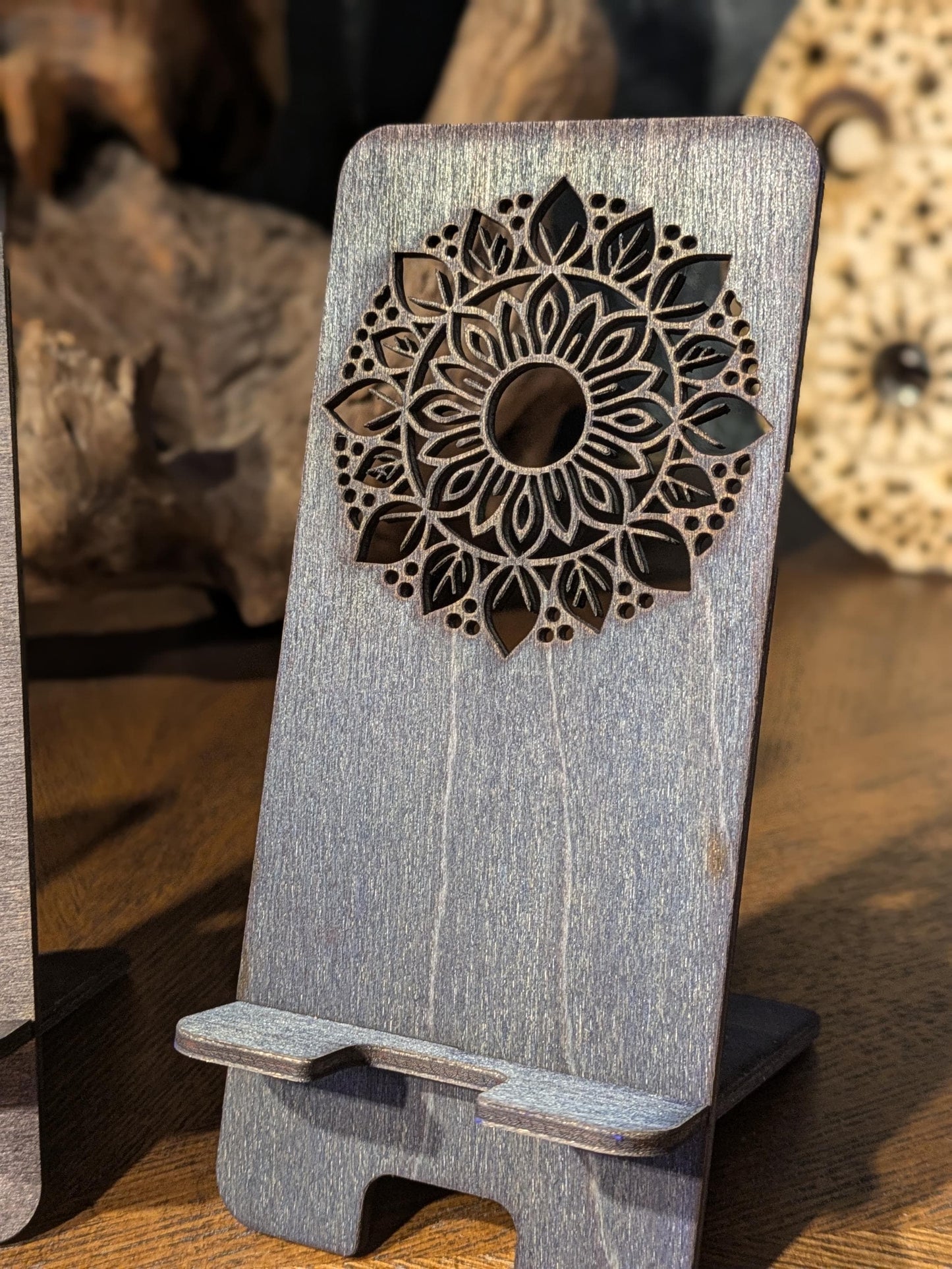 Puinen puhelinteline Mandala Design | Laserleikattu koivuvaneri | Värivaihtoehdot