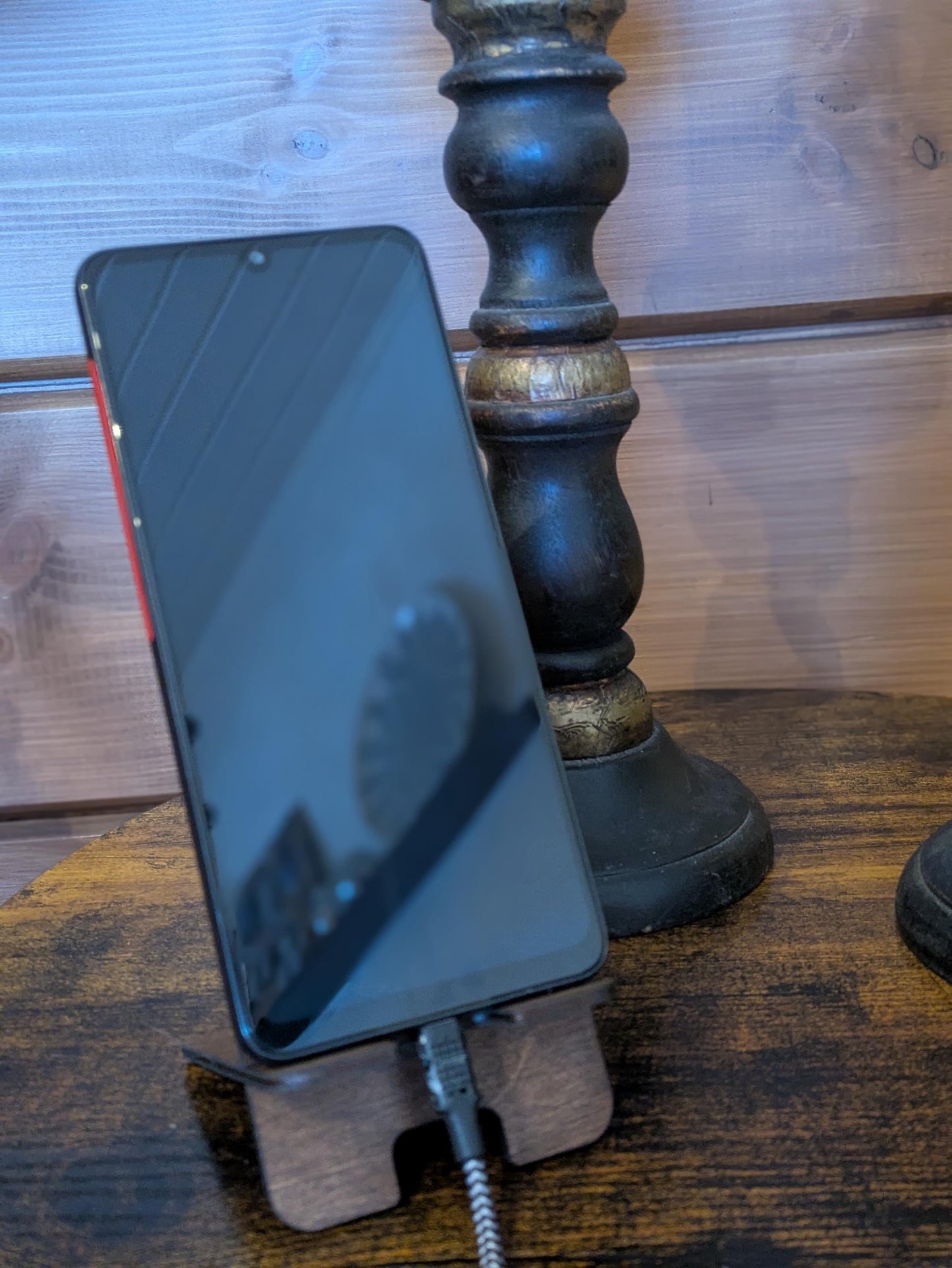 Puinen puhelinteline Mandala Design | Laserleikattu koivuvaneri | Värivaihtoehdot