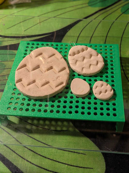 Pieni kuivausteline savelle ja keramiikalle – 3D-tulostettu rei'itetty kuivausalusta