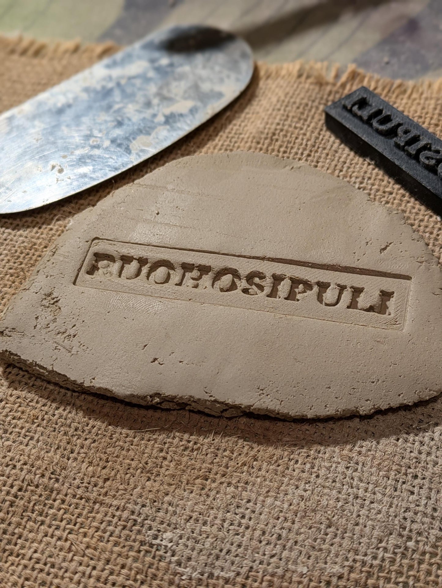 Yrtit -leimasinsetti – 3D-tulostettu savileimasarja keramiikkaa ja askartelua varten. Eri settejä.