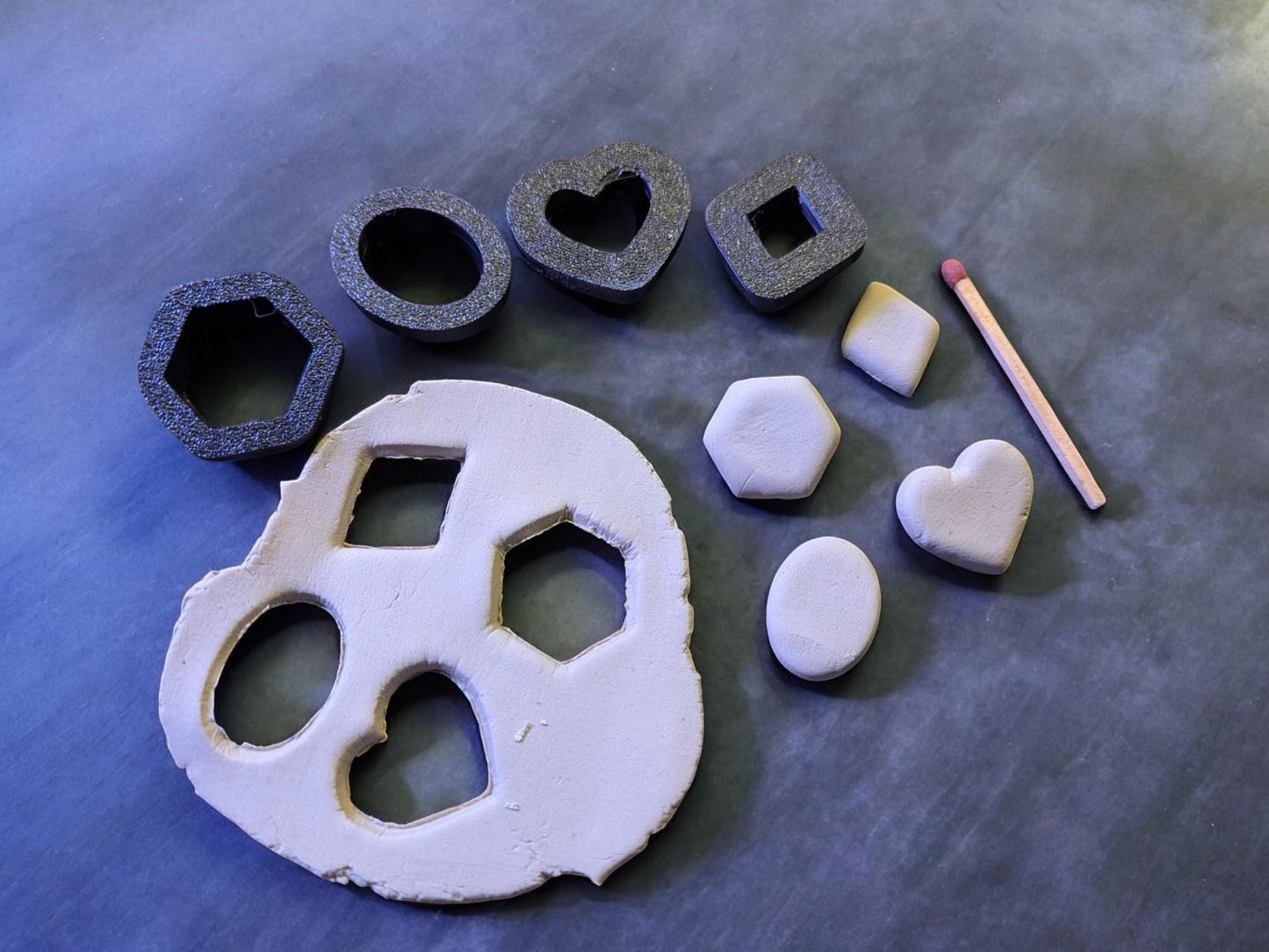 Mini savileikkurisarja – 6 muotoa – kuu, tähti, sydän, soikea, kuusikulmio, timantti – pienet polymeerisavityökalut korvakoruihin ja askarteluun