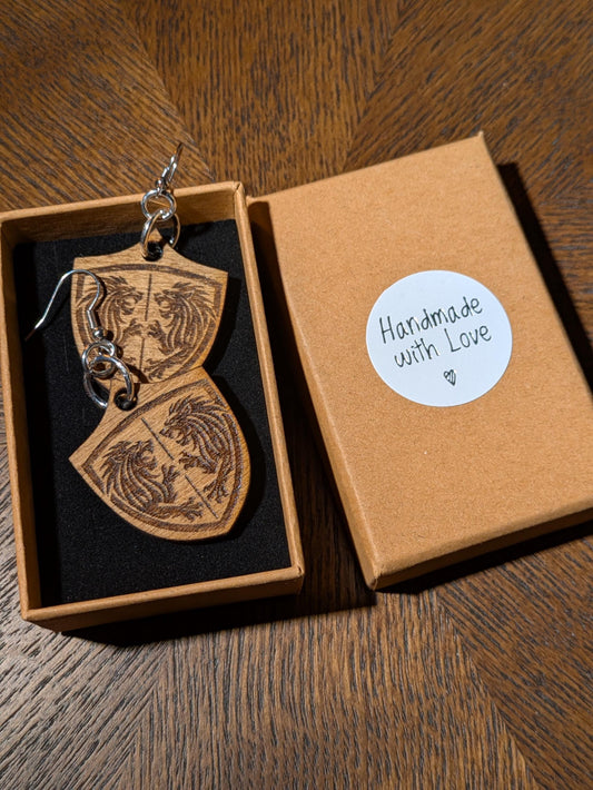 Heraldiset puiset kilpikorvakorut – laserkaiverrettu, keskiaikaisia fantasiakoruja