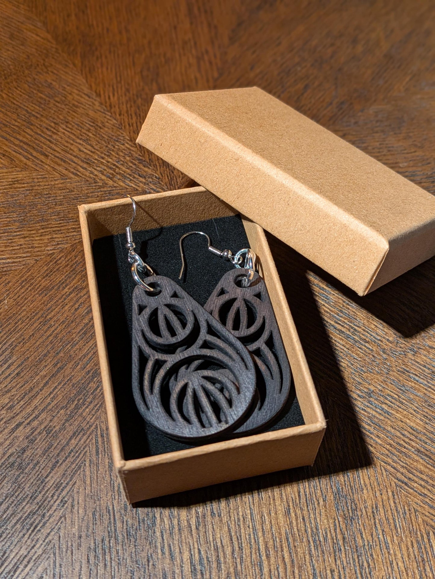 Moonveil-korvakorut – puiset laserleikatut korvakorut – luonnon inspiroimia koruja – käsintehty