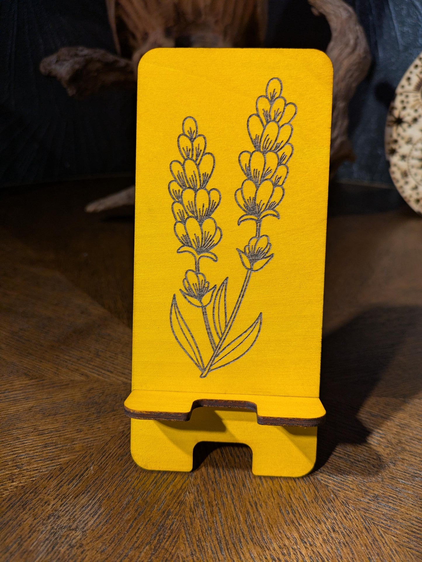 Puinen puhelinteline – Luonnon inspiroima laserleikkausteline – Metsä- ja kasvitieteelliset mallit – Käsintehty ja petsattu – Maalaismainen ekolahja