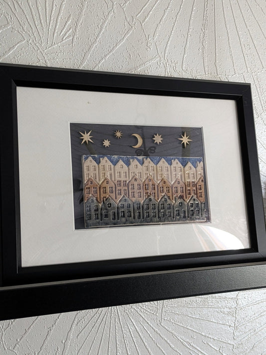 Kierrätystaidetta: Taulu keraamisella kaupungilla