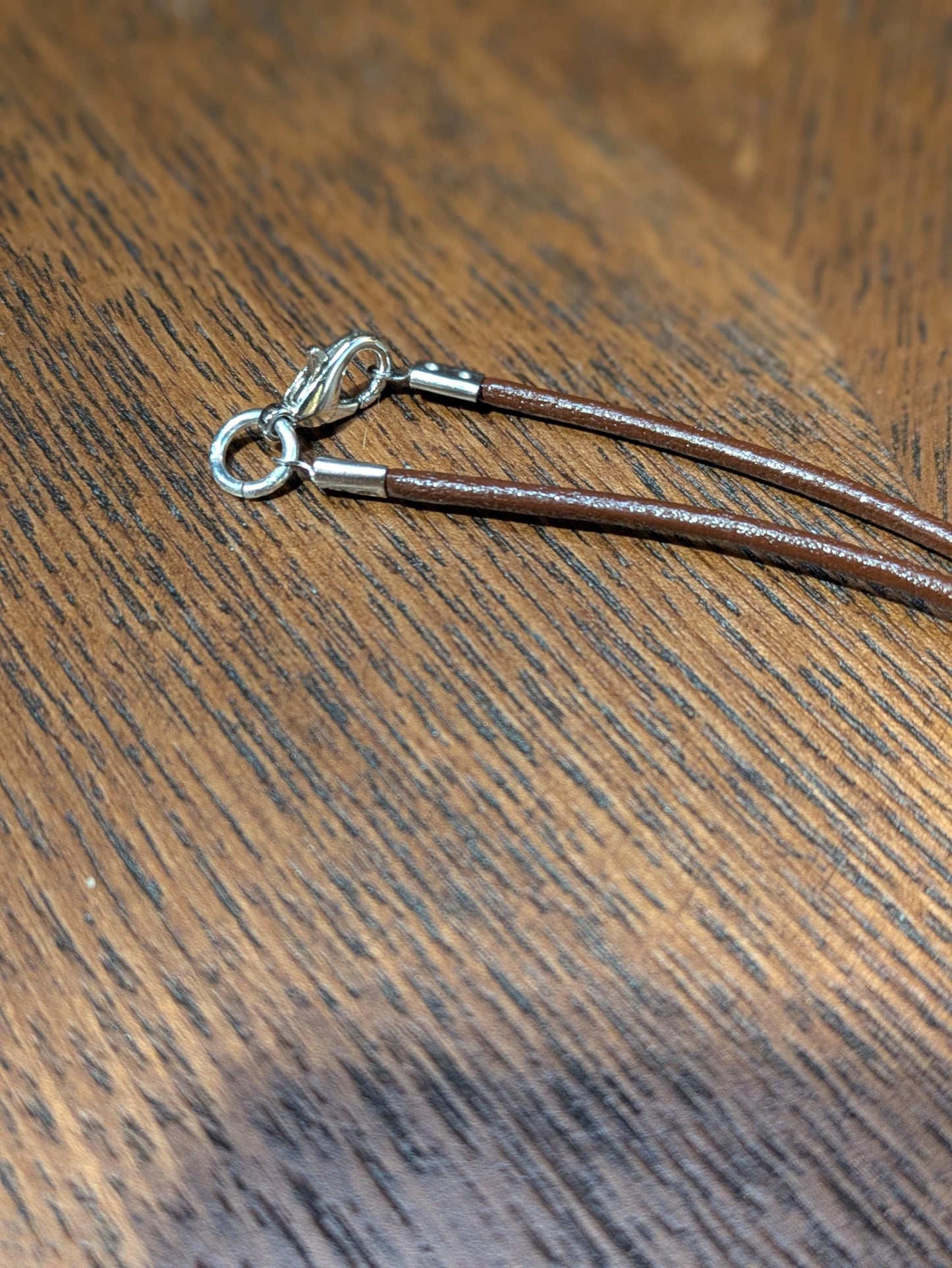 Keskiaikainen nahkainen riipus kaulakoru – laserkaiverrettu koivupuumedaljonki