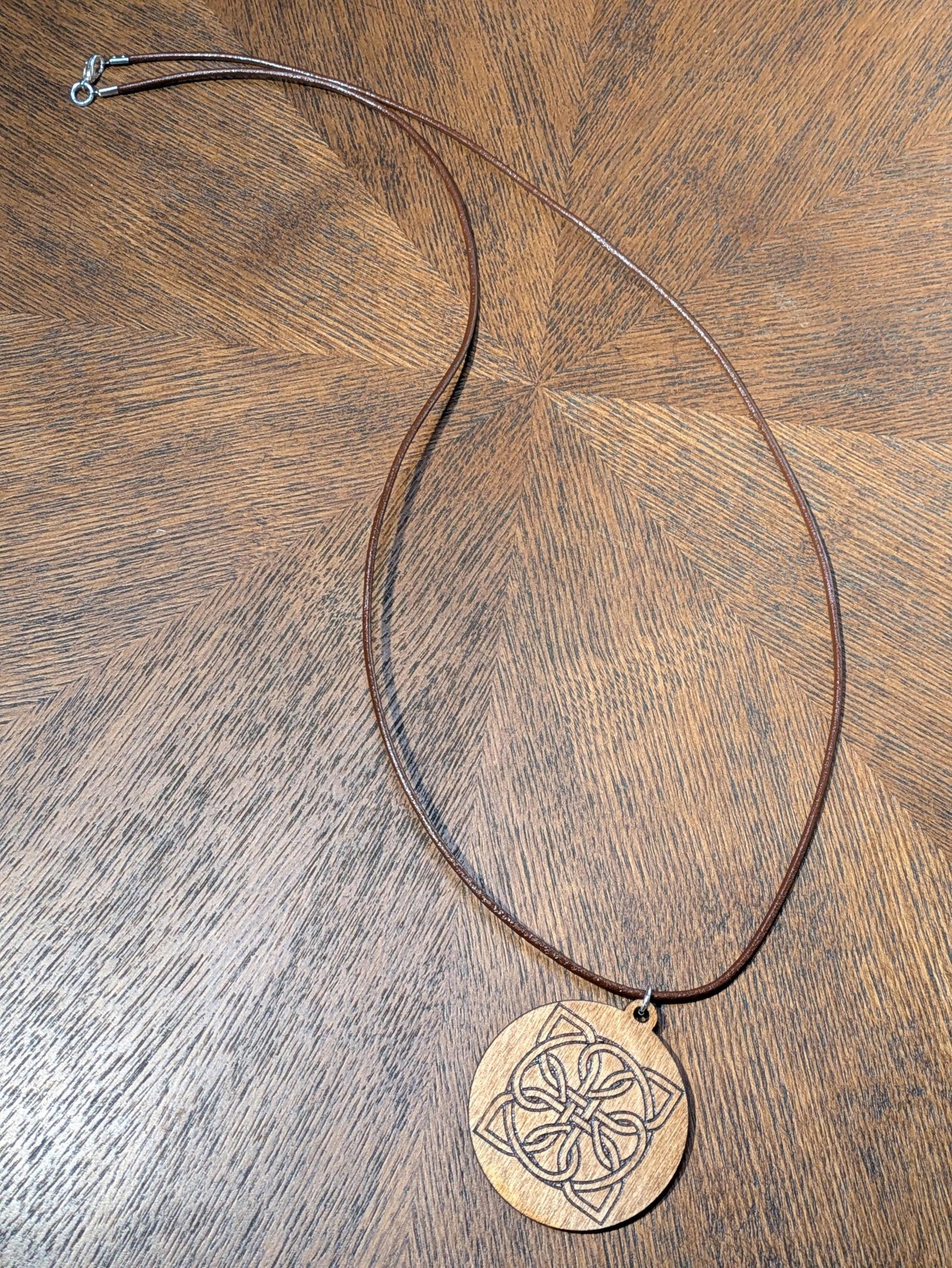 Keskiaikainen nahkainen riipus kaulakoru – laserkaiverrettu koivupuumedaljonki