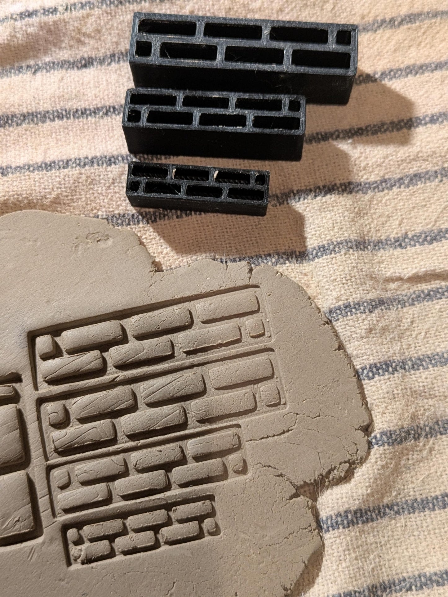 Pienoisleikkuri ja tekstuurileimasarja – savelle, keramiikalle ja pienimuotoiseen askarteluun