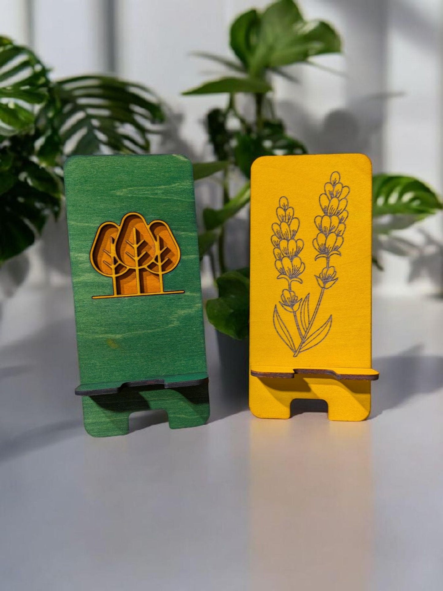 Puinen puhelinteline – Luonnon inspiroima laserleikkausteline – Metsä- ja kasvitieteelliset mallit – Käsintehty ja petsattu – Maalaismainen ekolahja