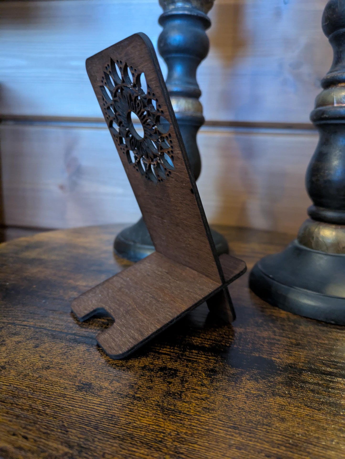 Puinen puhelinteline Mandala Design | Laserleikattu koivuvaneri | Värivaihtoehdot