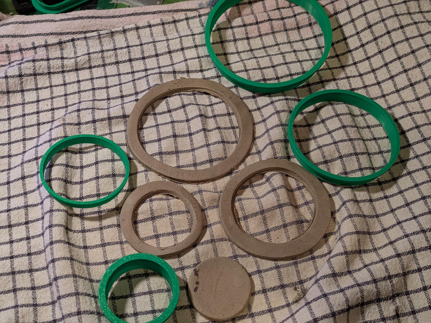 Pyöreät savileikkurit – 2 kpl 4 sarjaa – Tarkat 3D-painetut ympyräleikkurit polymeerisavelle, keramiikalle ja miniatyyreille – Käsintehty askartelutyökalu