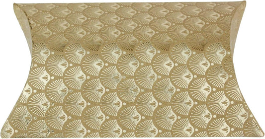 Kullanvärinen lahjarasia korvakoruille ja pienille lahjoille – 10 × 11,5 × 3 cm.