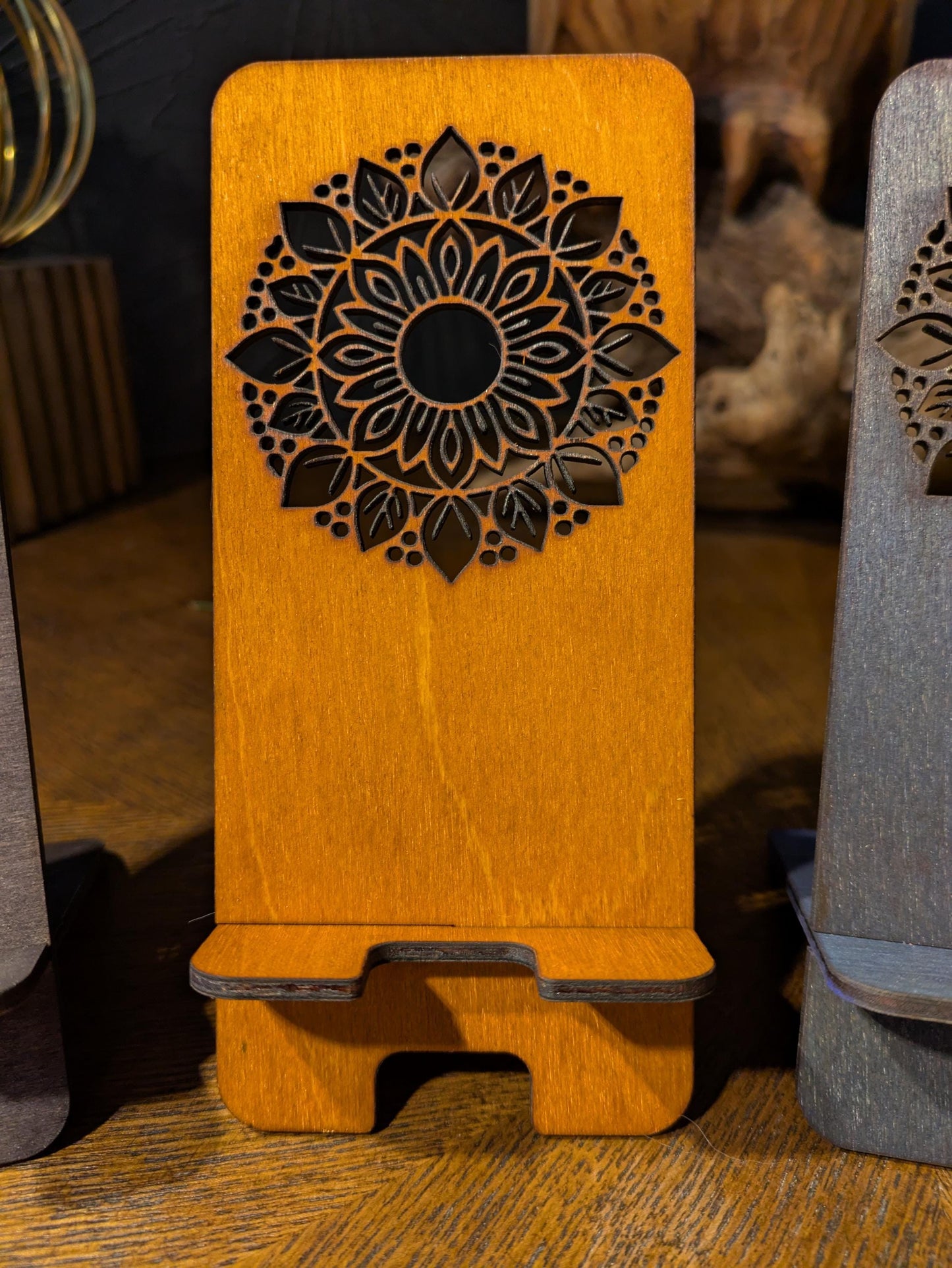 Puinen puhelinteline Mandala Design | Laserleikattu koivuvaneri | Värivaihtoehdot