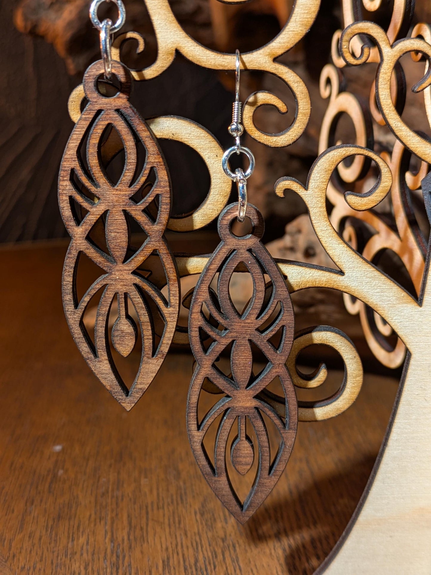 Sylvan Weave -korvakorut – puiset laserleikatut korvakorut – luonnon inspiroimia koruja – käsintehty