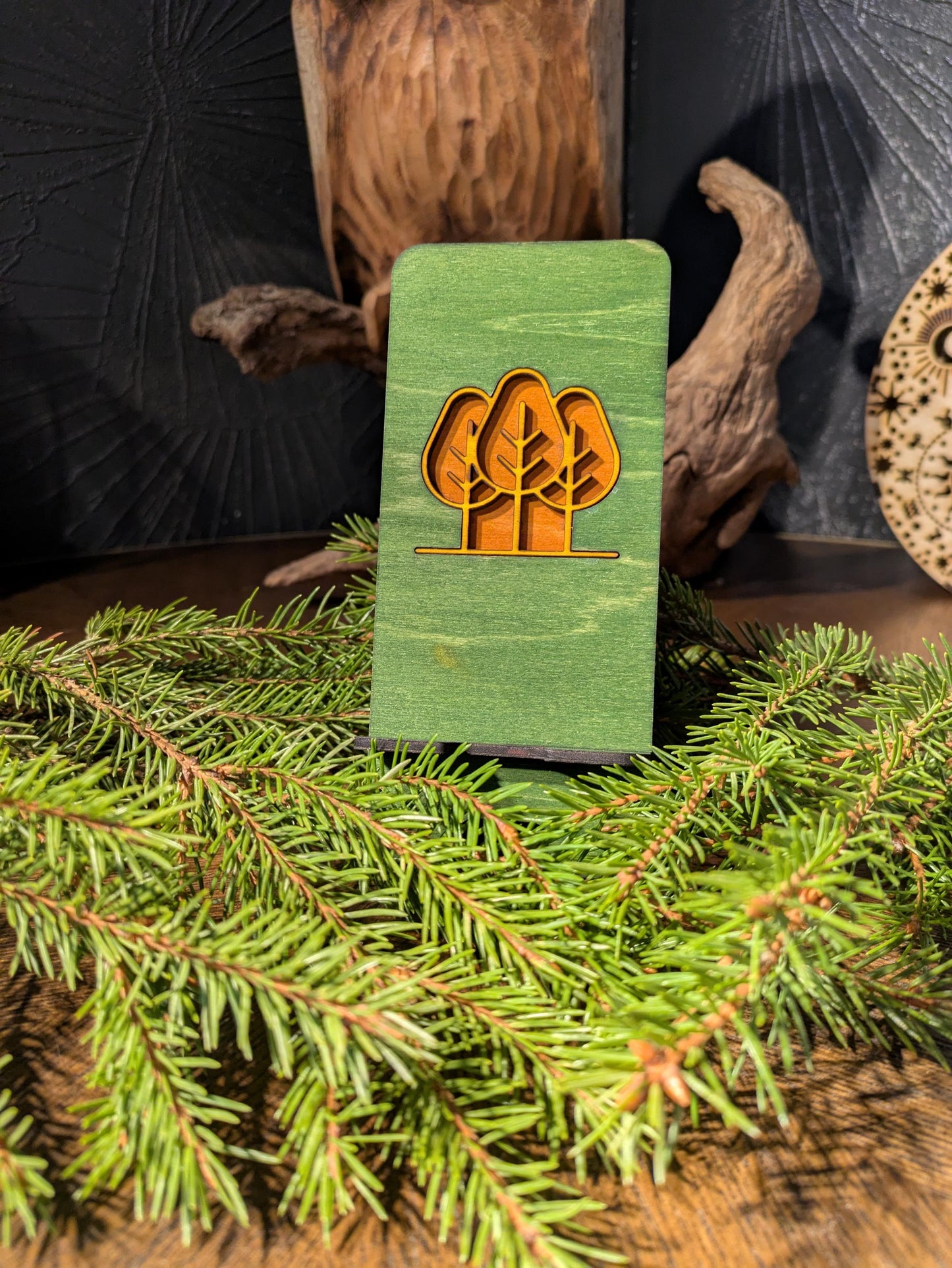 Puinen puhelinteline – Luonnon inspiroima laserleikkausteline – Metsä- ja kasvitieteelliset mallit – Käsintehty ja petsattu – Maalaismainen ekolahja