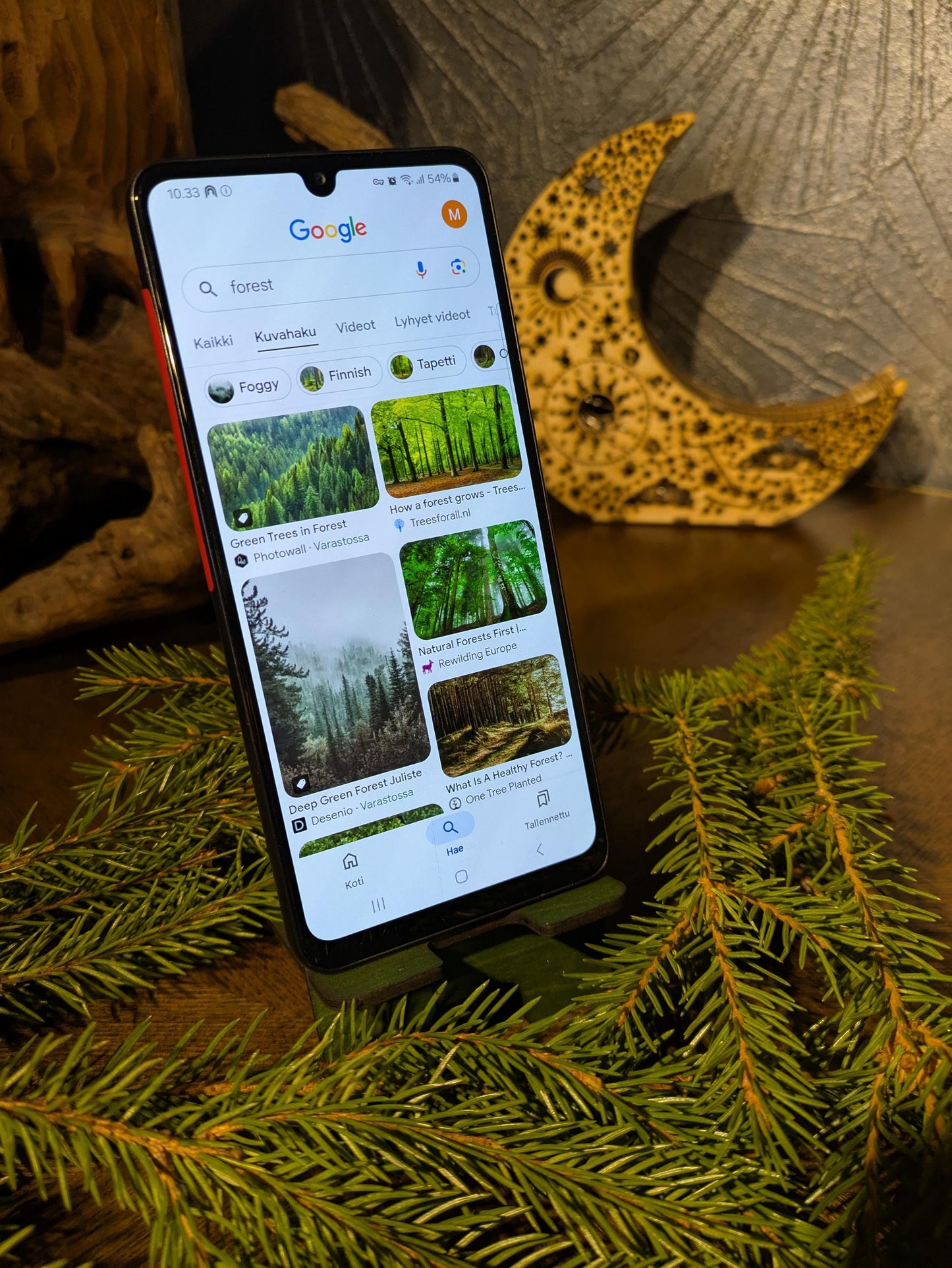 Puinen puhelinteline – Luonnon inspiroima laserleikkausteline – Metsä- ja kasvitieteelliset mallit – Käsintehty ja petsattu – Maalaismainen ekolahja