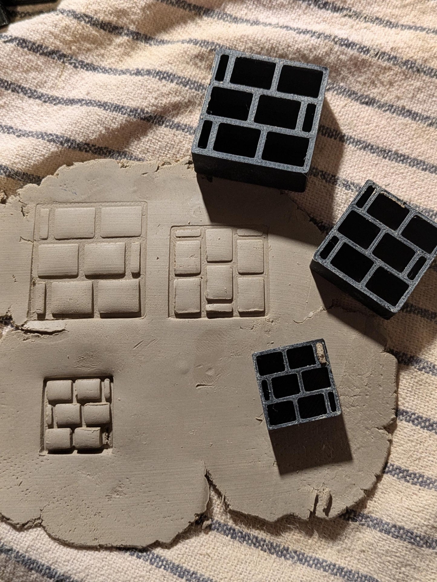 Pienoisleikkuri ja tekstuurileimasarja – savelle, keramiikalle ja pienimuotoiseen askarteluun