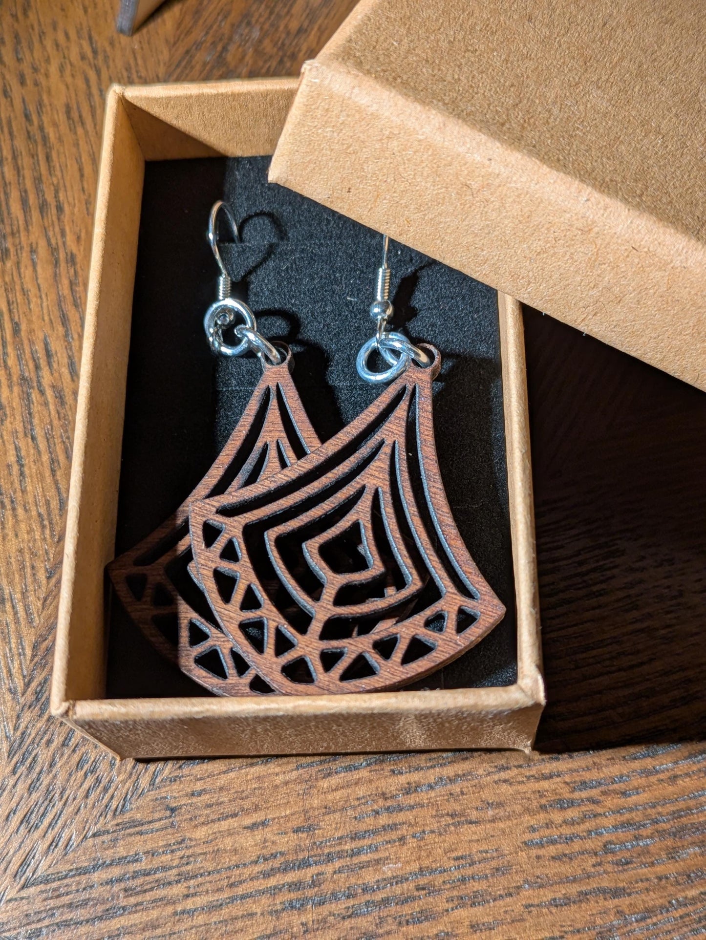 Runeveil-korvakorut – tyylikkäät ja kevyet puiset korvakorut