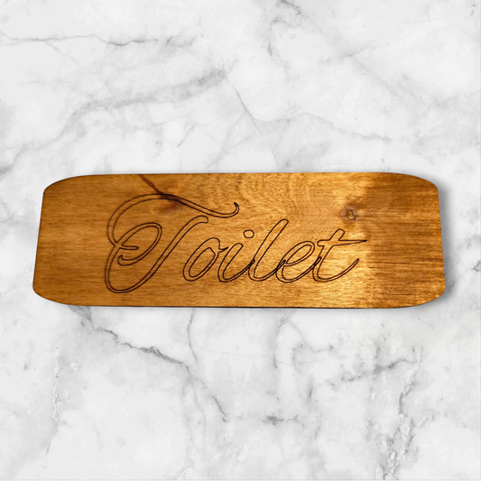 Puinen Toilet-kyltti – Retro kaiverrus • Icewood Atelier