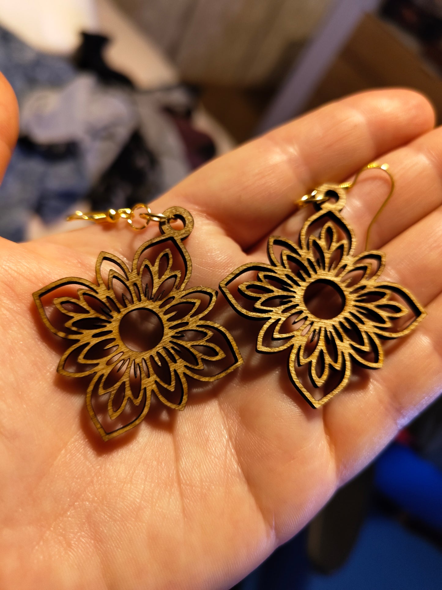 Sunburst Mandala -korvakorut – Kevyet koivupuiset boho-korut kullanvärisillä 925-hopeakoukuilla