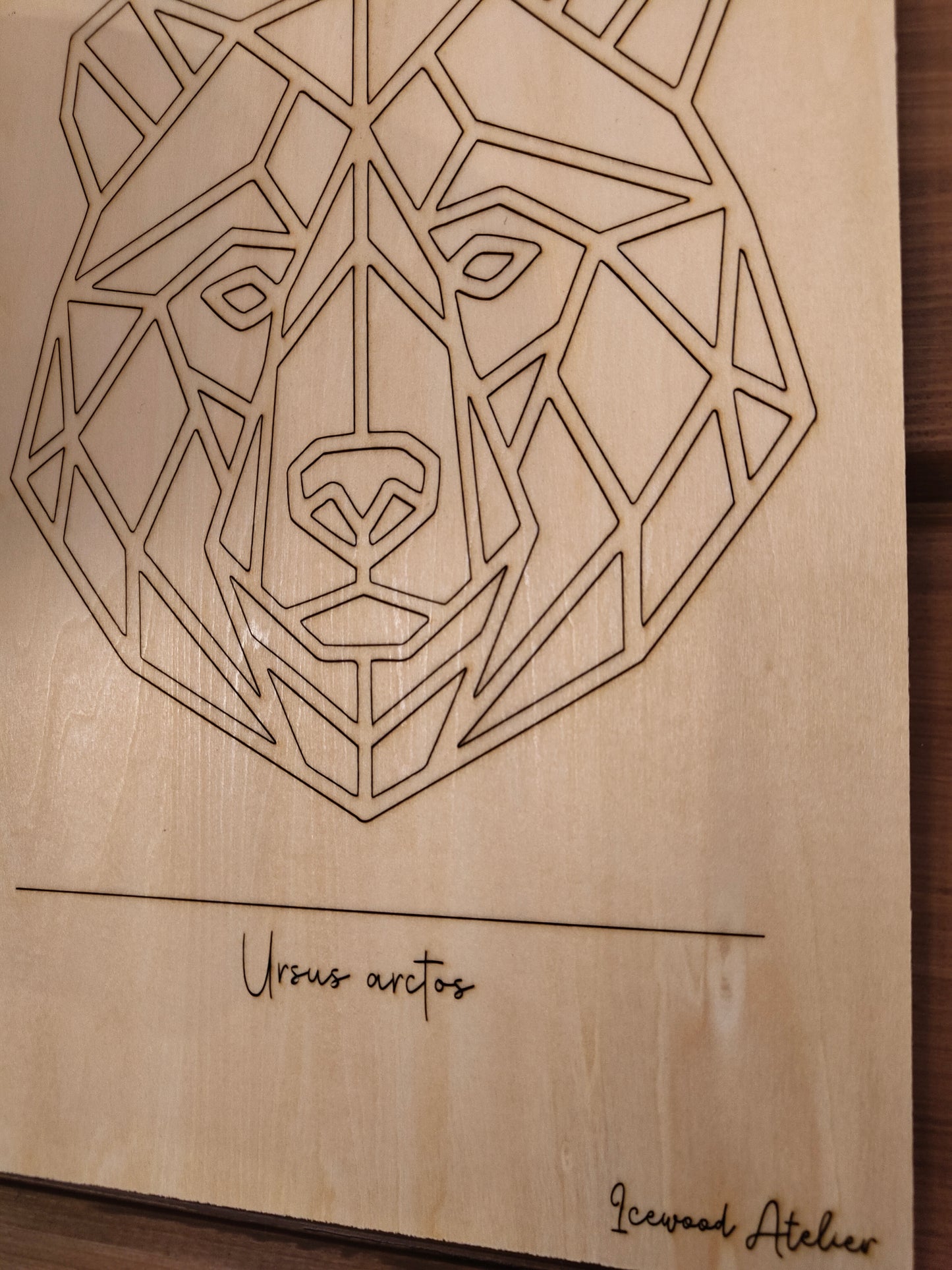 Geometrinen karhun muotokuva – koivuvaneri A4