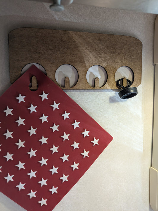 Puinen naulakko pieneen tilaan