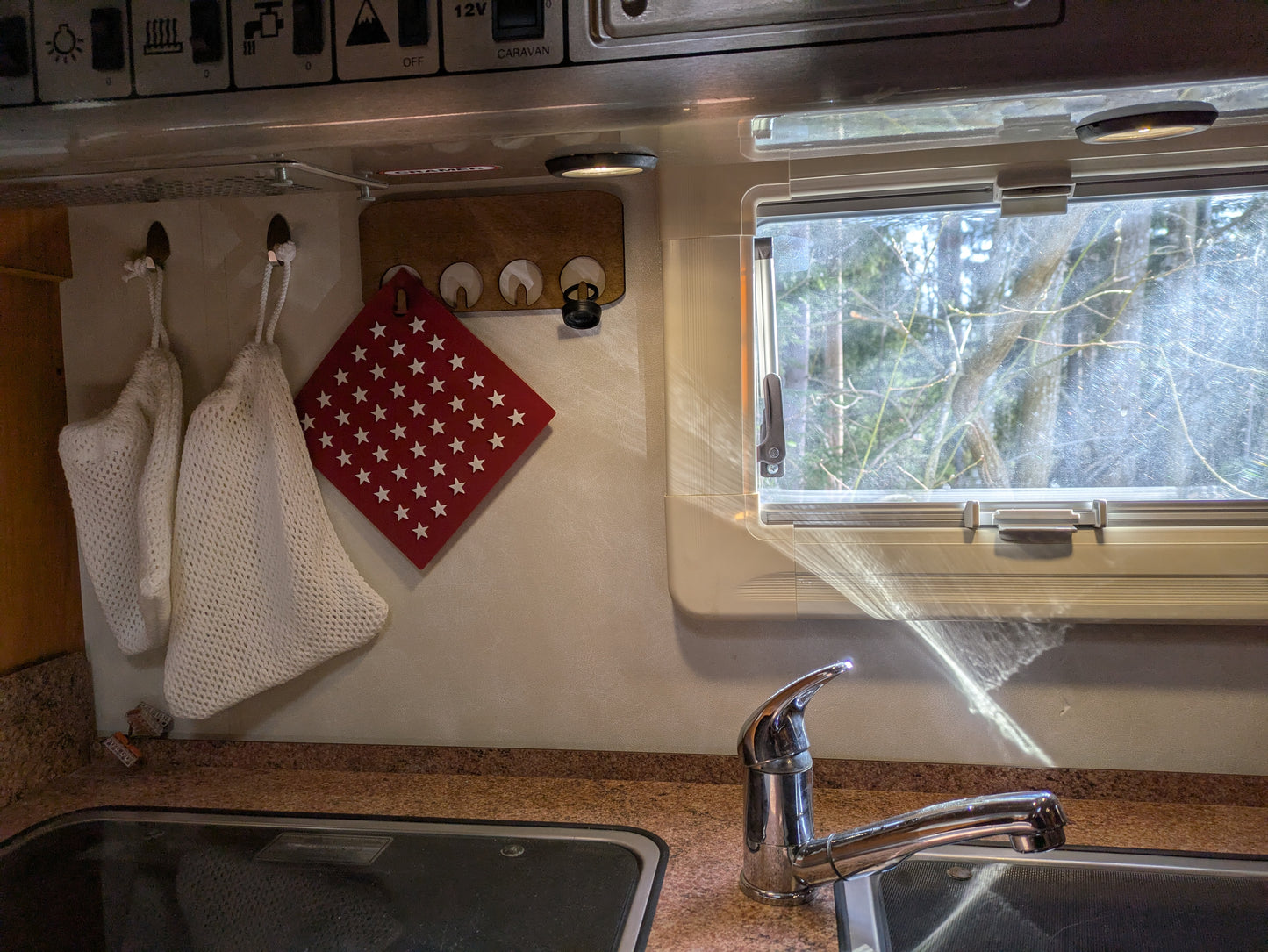 Puinen naulakko pieneen tilaan