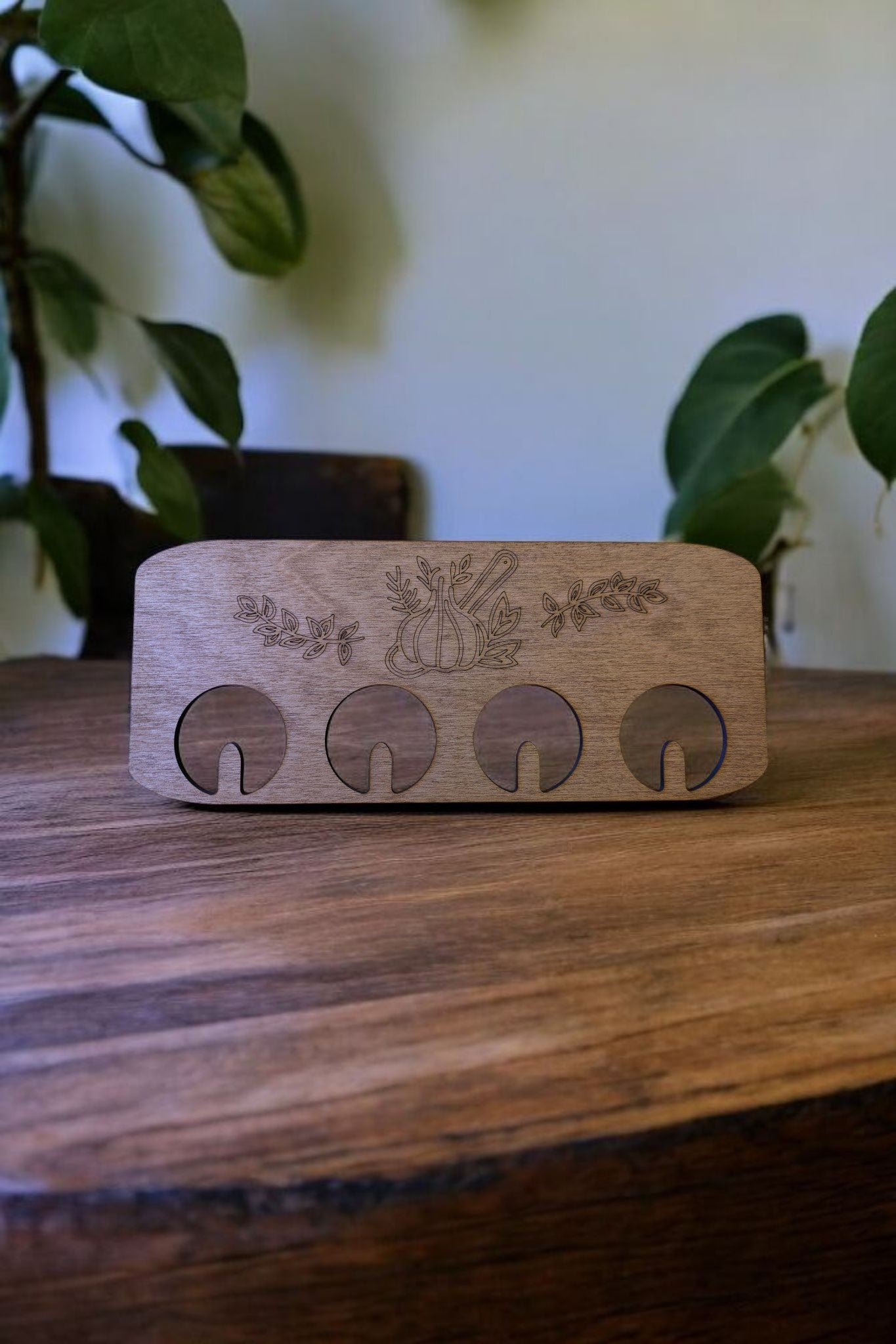 Puinen naulakko pieneen tilaan