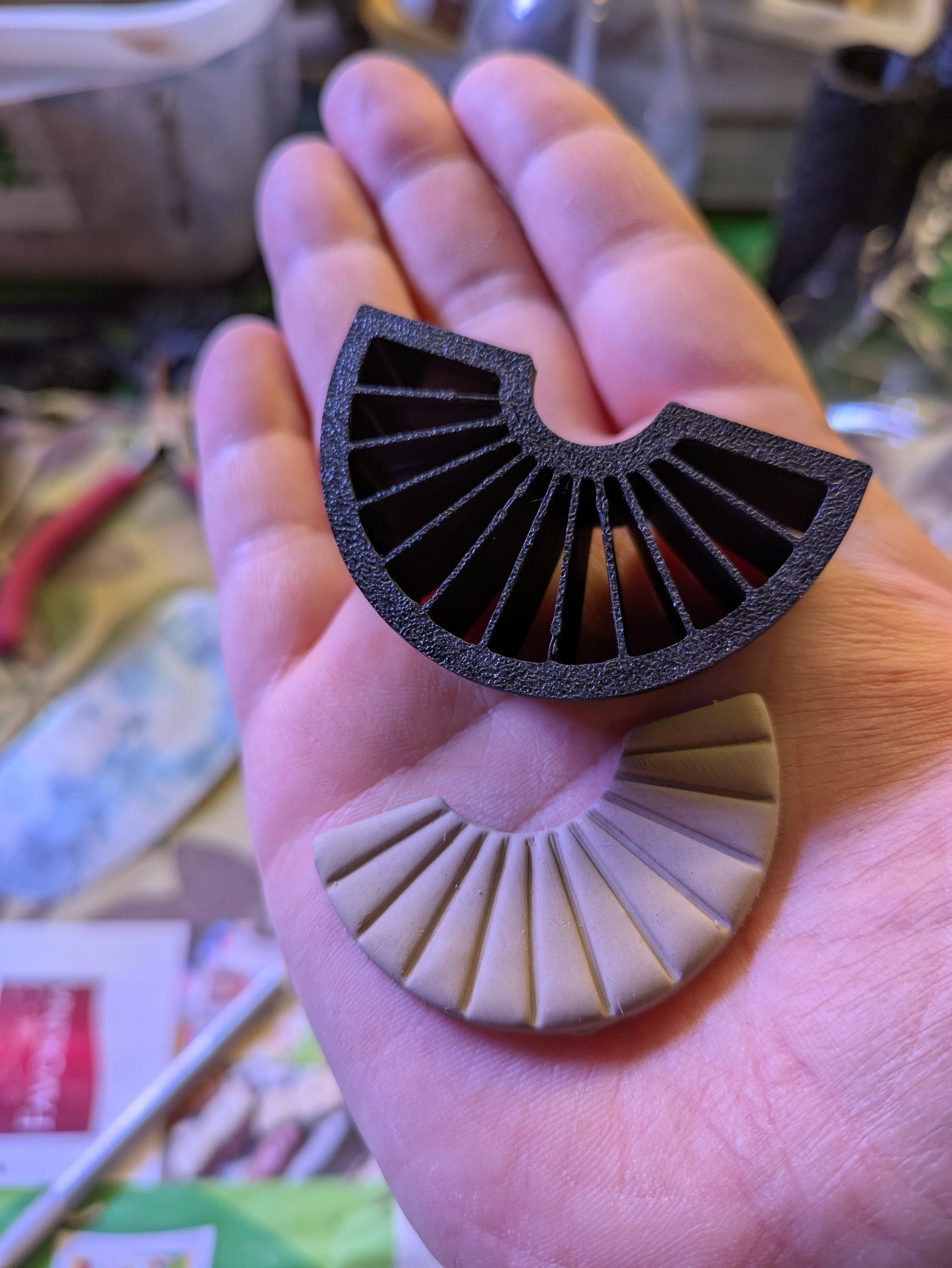 Puoliympyrän muotoinen viuhkaleikkuri – kaiverruspinnalla ja neljässä koossa