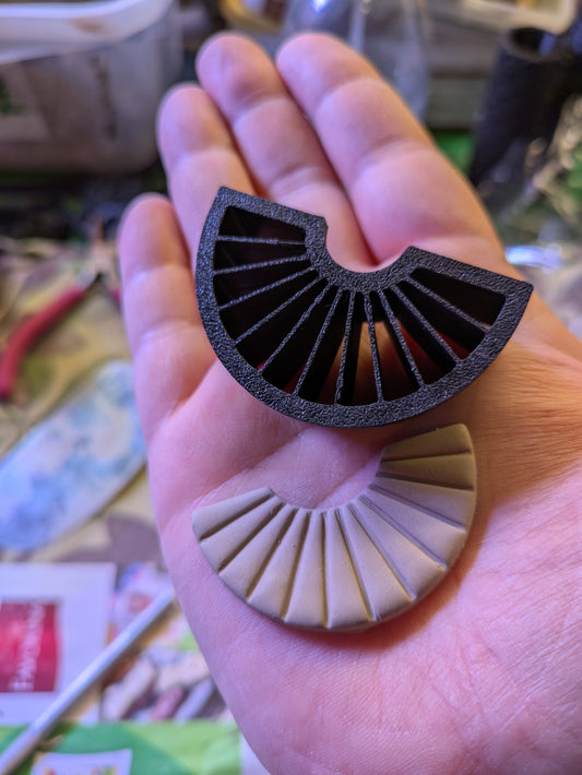 Puoliympyrän muotoinen viuhkaleikkuri – kaiverruspinnalla ja neljässä koossa