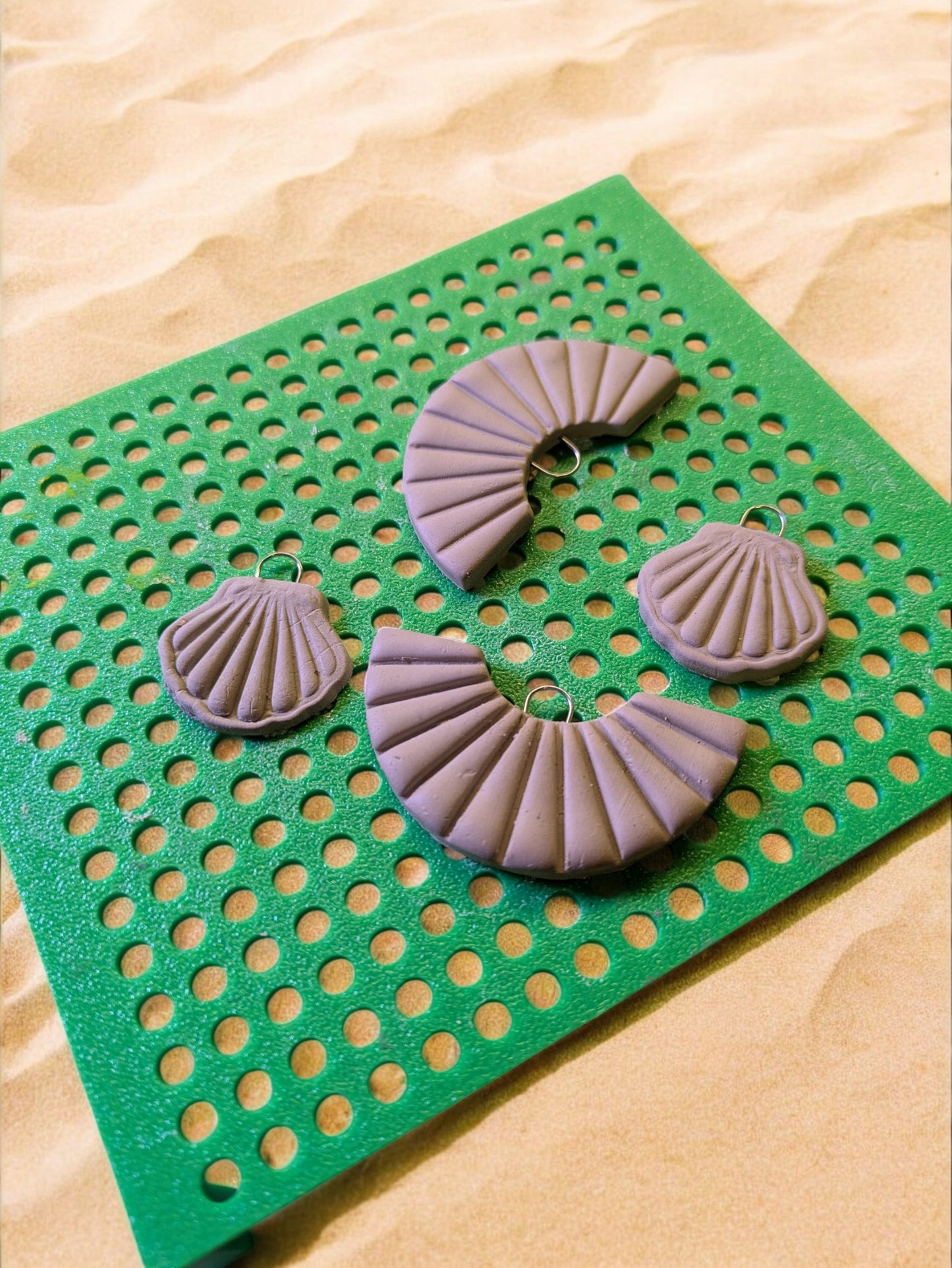 Puoliympyrän muotoinen viuhkaleikkuri – kaiverruspinnalla ja neljässä koossa