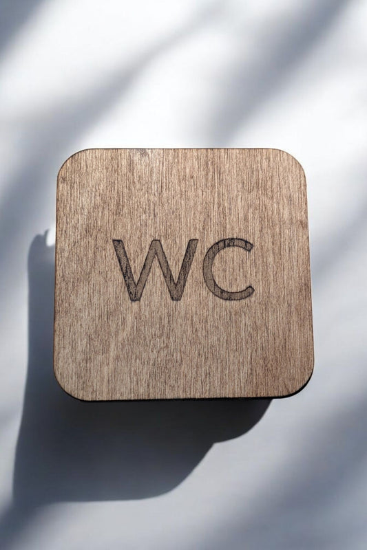 Pieni minimalistinen WC ovikyltti