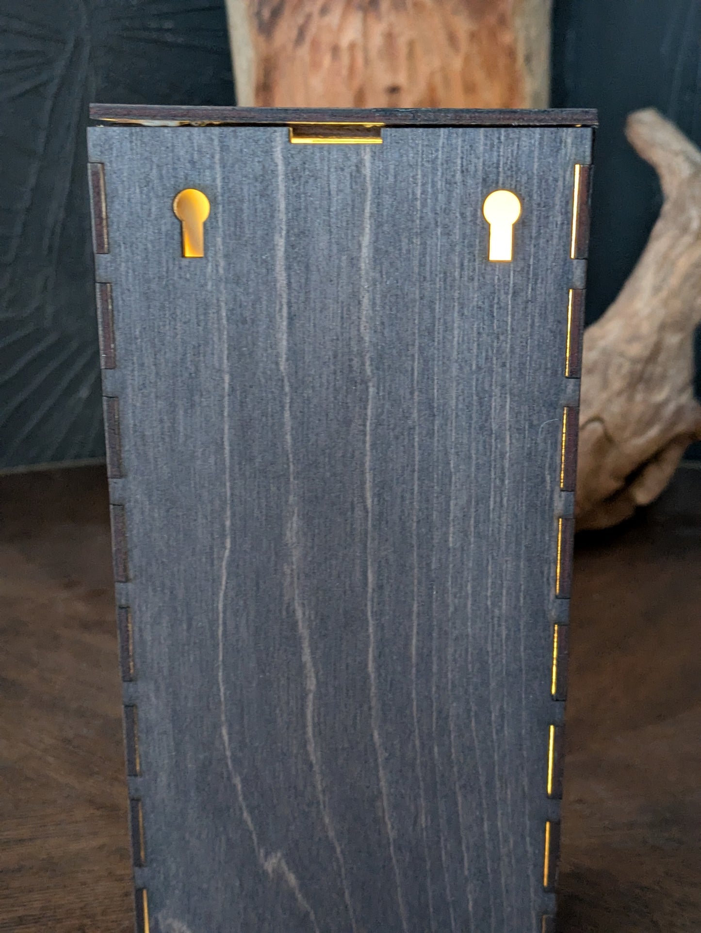 Koristeellinen valoboxi – seinään ripustettava puuvalo tunnelman luomiseen