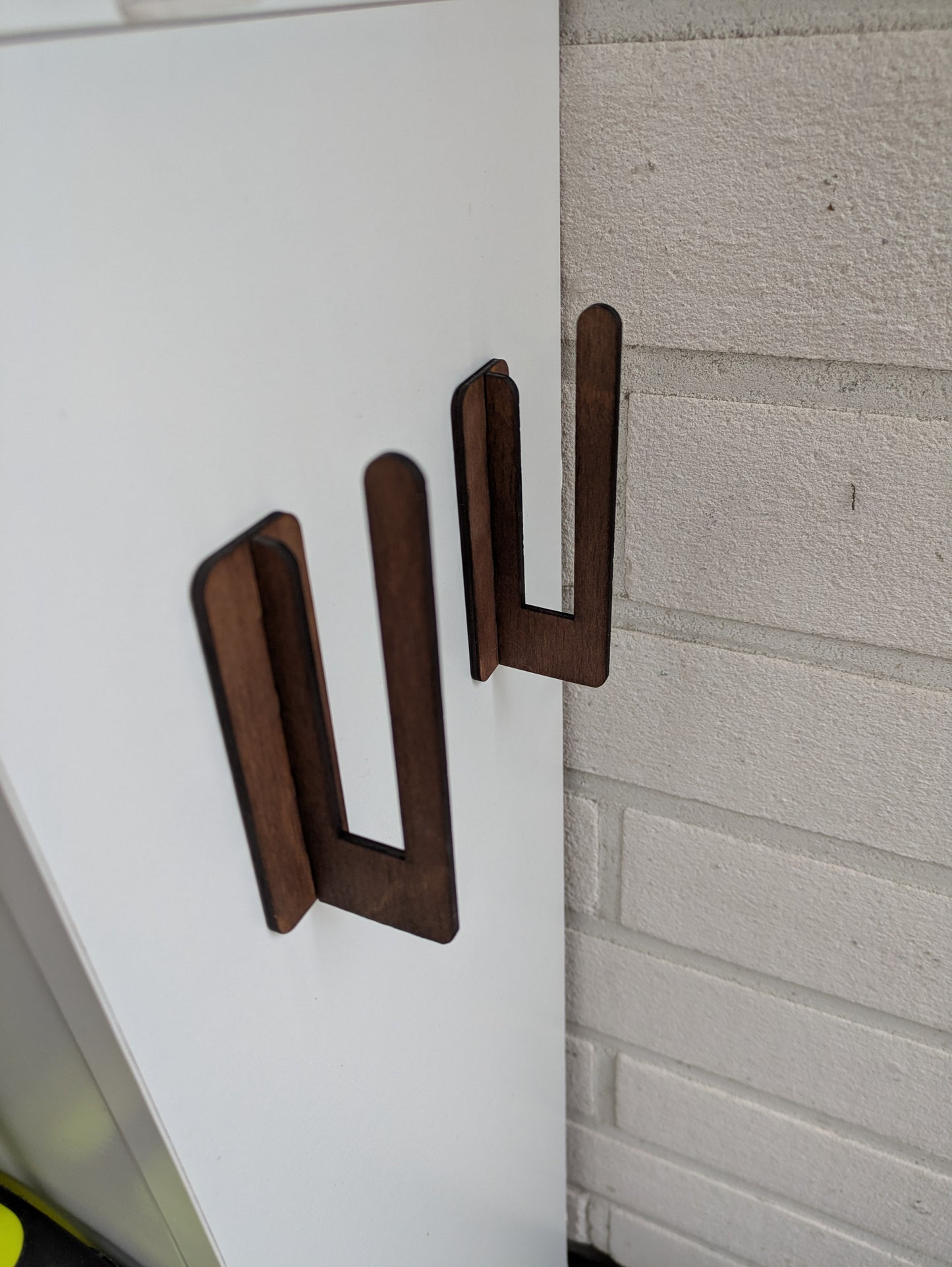 Seinään kiinnitettävät kenkätelineet kevyille kengille (1 pari)