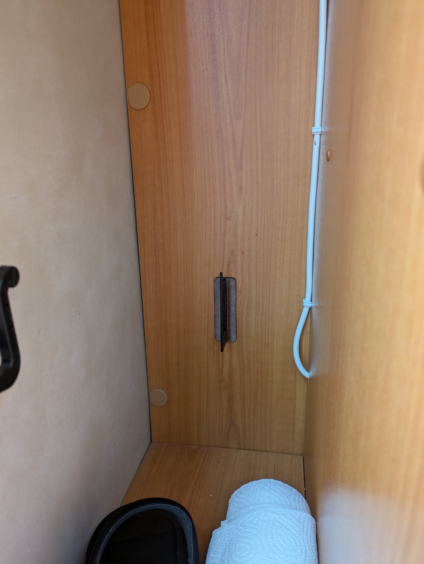 Seinään kiinnitettävät kenkätelineet kevyille kengille (1 pari)