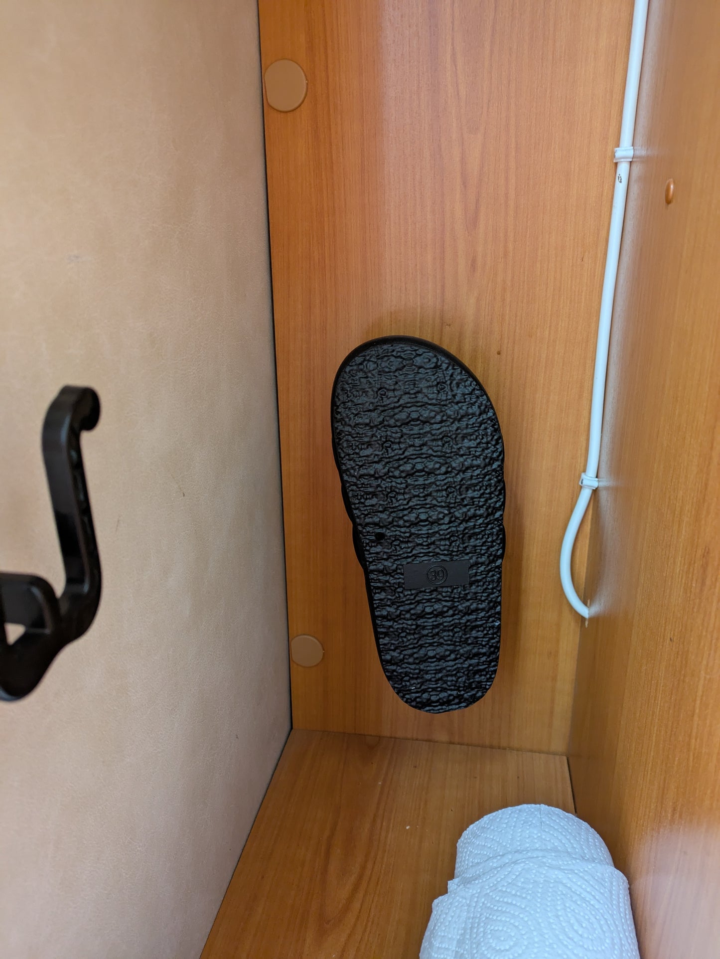 Seinään kiinnitettävät kenkätelineet kevyille kengille (1 pari)