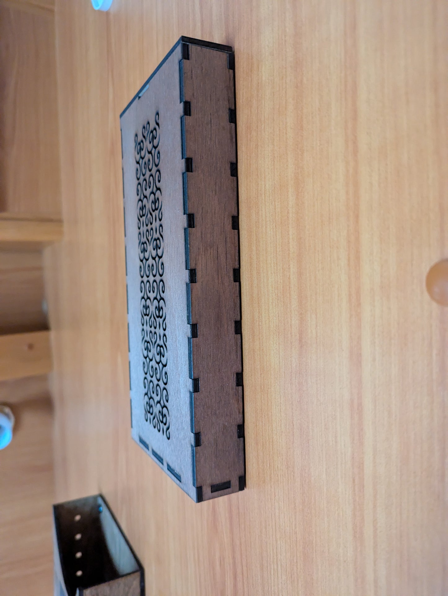 Koristeellinen valoboxi – seinään ripustettava puuvalo tunnelman luomiseen