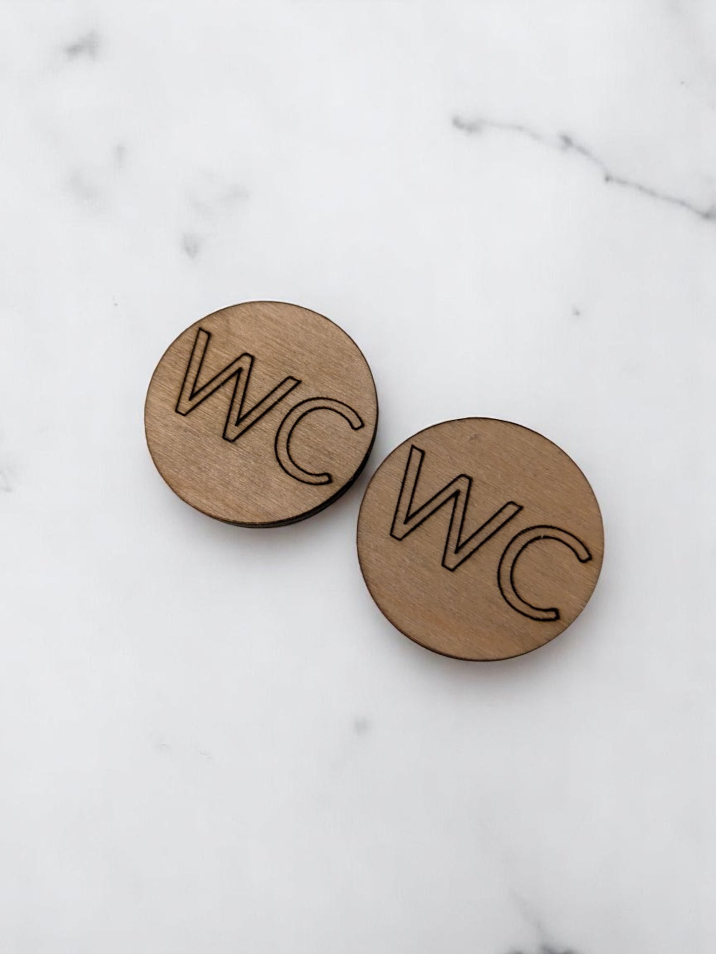 WC-ovikyltti – Laserkaiverrettu ja lakattu puu (1kpl)