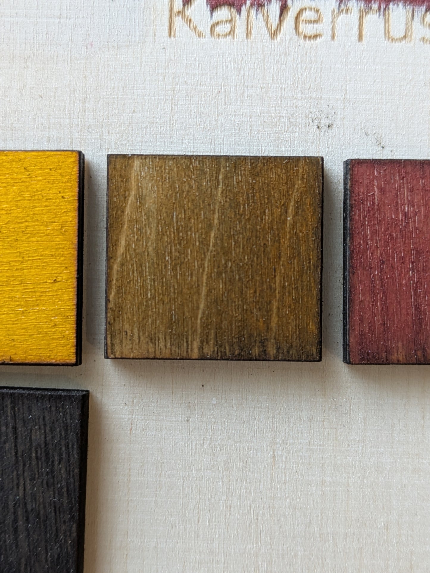 Kaunis kissanaulakko pikku tavaroille