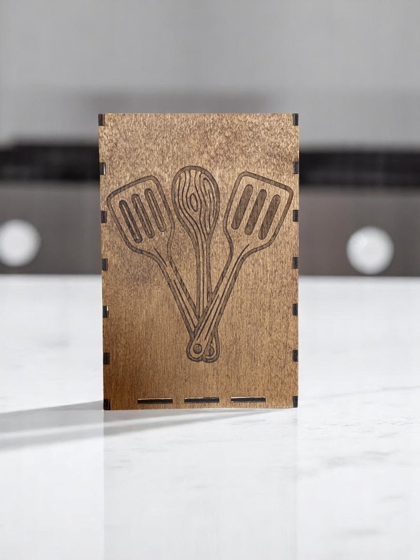 Puinen keittiövälinelaatikko