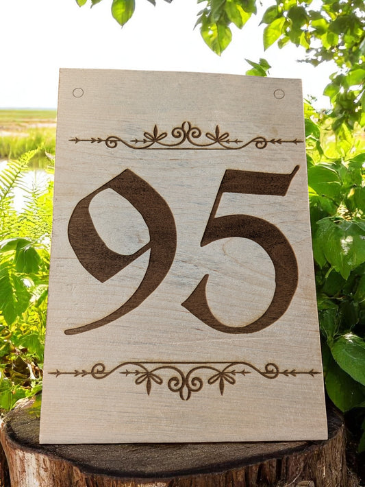 Kaiverrettu koivupuinen talonumero – tuppeensahattu