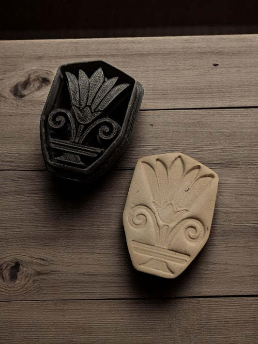 Antiikkityylinen liljakuvioinen painoleikkuri – klassiseen koristeluun