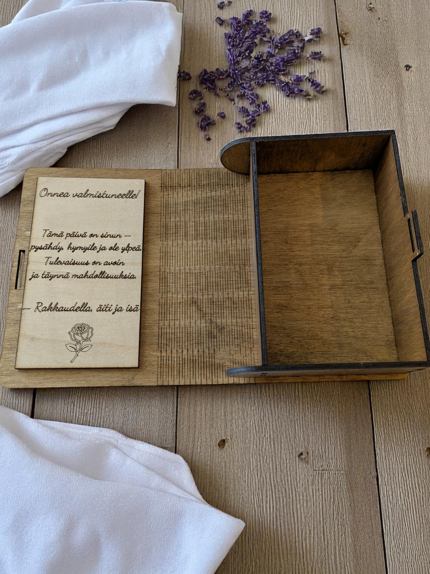 Puinen lahjarasia ristikoristeella – juhlaan tai muistoksi