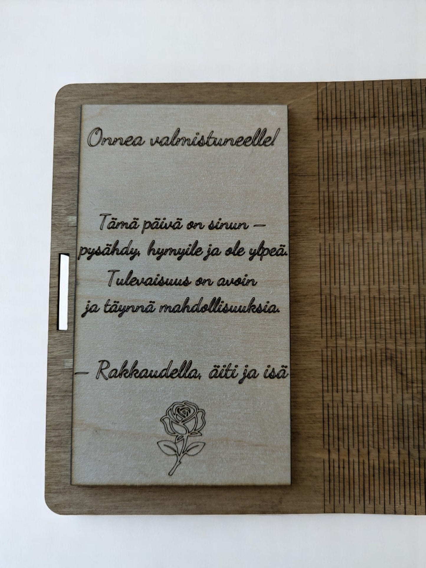 Puinen lahjarasia ristikoristeella – juhlaan tai muistoksi