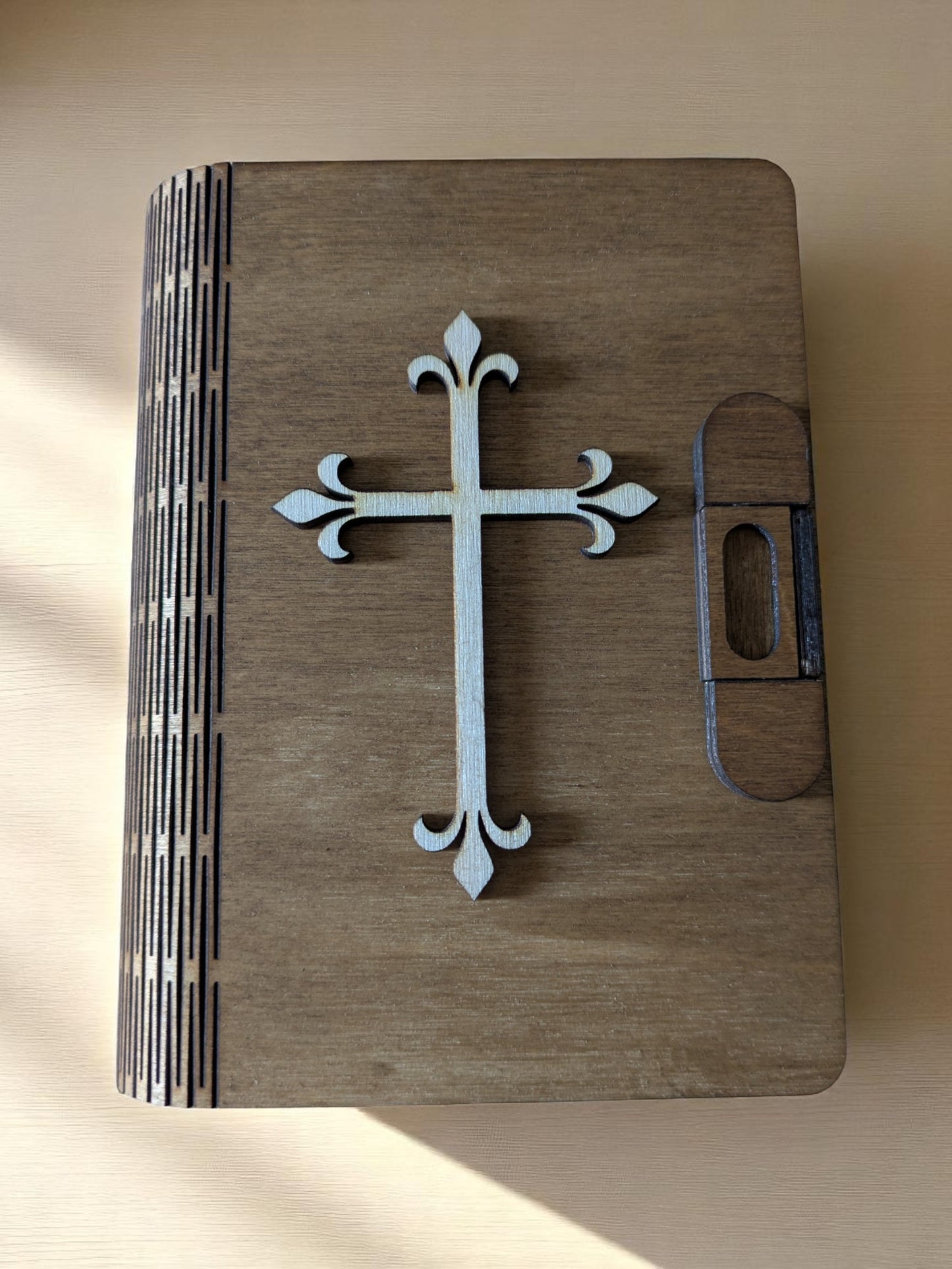 Puinen lahjarasia ristikoristeella – juhlaan tai muistoksi