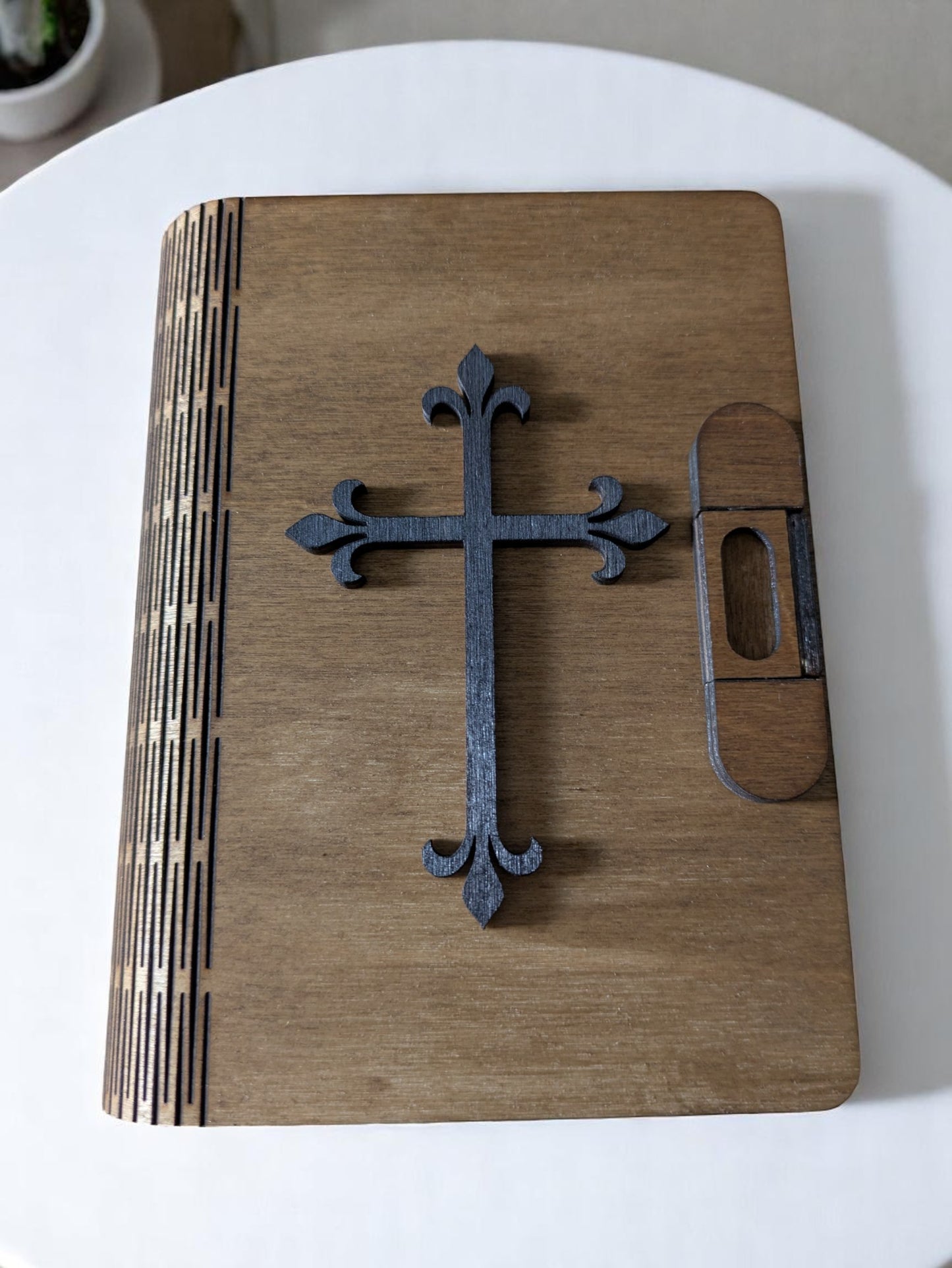 Puinen lahjarasia ristikoristeella – juhlaan tai muistoksi