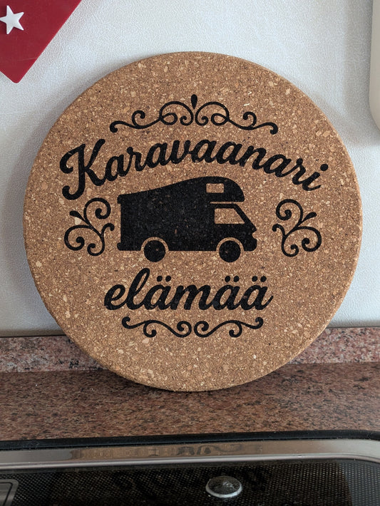 Karavaanari elämää – laserkaiverrettu korkkipannunalunen